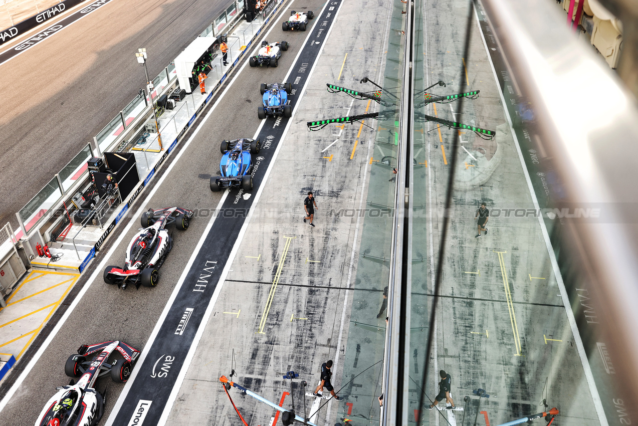 GP ABU DHABI, Alexander Albon (THA) Atlassian Williams Racing FW47 e Carlos Sainz (ESP) Atlassian Williams Racing FW47 leave the pits.
06.12.2025. Formula 1 World Championship, Rd 24, Abu Dhabi Grand Prix, Yas Marina Circuit, Abu Dhabi, Qualifiche Day.
- www.xpbimages.com, EMail: requests@xpbimages.com © Copyright: Bearne / XPB Images