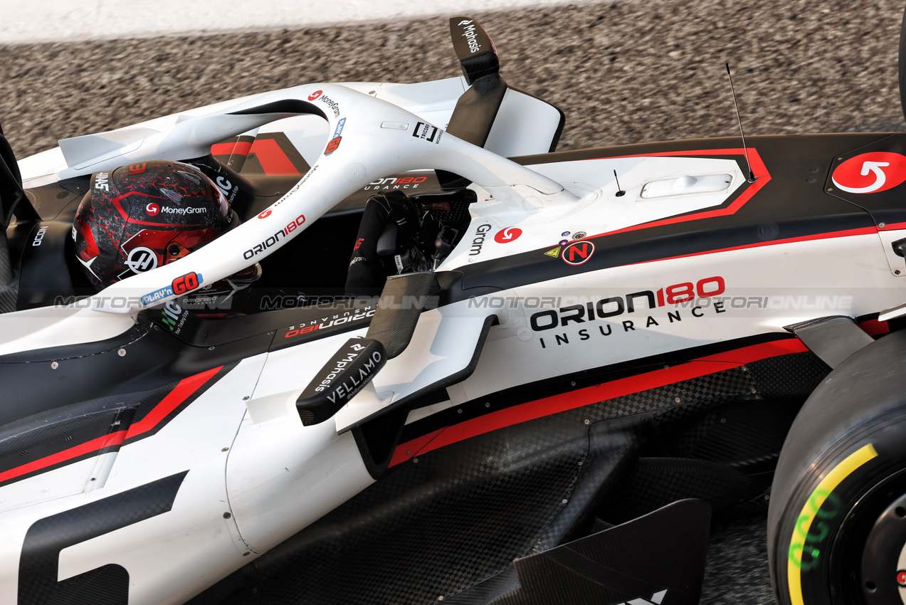 GP ABU DHABI, Esteban Ocon (FRA) Haas VF-25.

06.12.2025. Formula 1 World Championship, Rd 24, Abu Dhabi Grand Prix, Yas Marina Circuit, Abu Dhabi, Qualifiche Day.

- www.xpbimages.com, EMail: requests@xpbimages.com © Copyright: Bearne / XPB Images