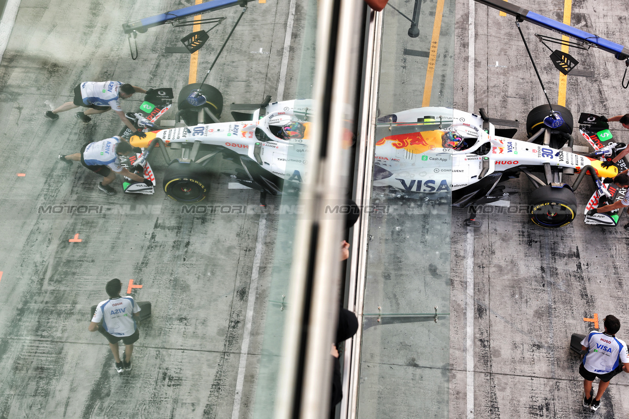 GP ABU DHABI, Liam Lawson (NZL) Racing Bulls VCARB 02 in the pits.
06.12.2025. Formula 1 World Championship, Rd 24, Abu Dhabi Grand Prix, Yas Marina Circuit, Abu Dhabi, Qualifiche Day.
- www.xpbimages.com, EMail: requests@xpbimages.com © Copyright: Bearne / XPB Images