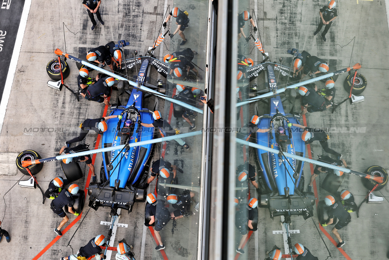 GP ABU DHABI, Alexander Albon (THA) Atlassian Williams Racing FW47 in the pits.
06.12.2025. Formula 1 World Championship, Rd 24, Abu Dhabi Grand Prix, Yas Marina Circuit, Abu Dhabi, Qualifiche Day.
- www.xpbimages.com, EMail: requests@xpbimages.com © Copyright: Bearne / XPB Images