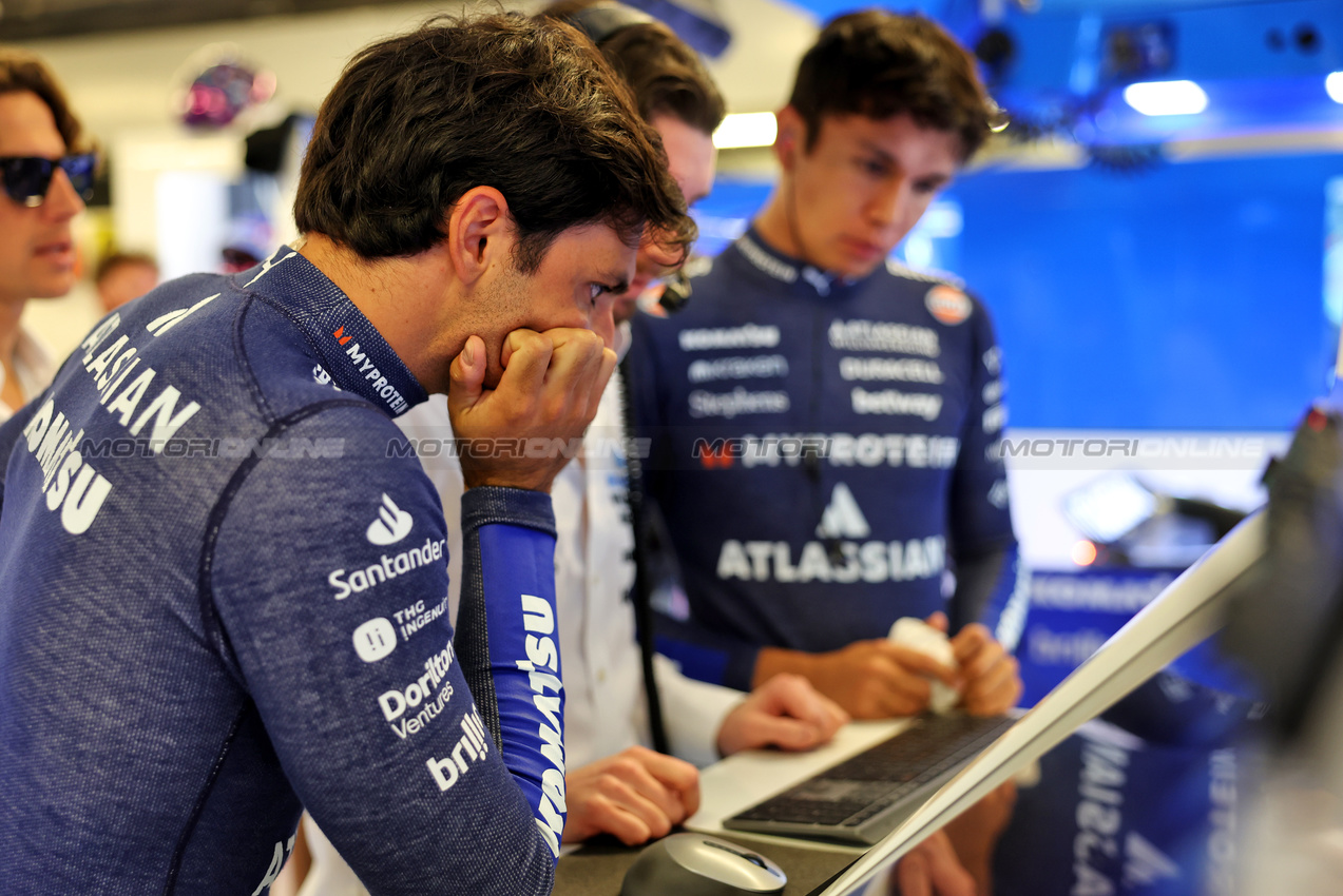 GP ABU DHABI, Carlos Sainz (ESP) Atlassian Williams Racing.
06.12.2025. Formula 1 World Championship, Rd 24, Abu Dhabi Grand Prix, Yas Marina Circuit, Abu Dhabi, Qualifiche Day.
- www.xpbimages.com, EMail: requests@xpbimages.com © Copyright: Bearne / XPB Images