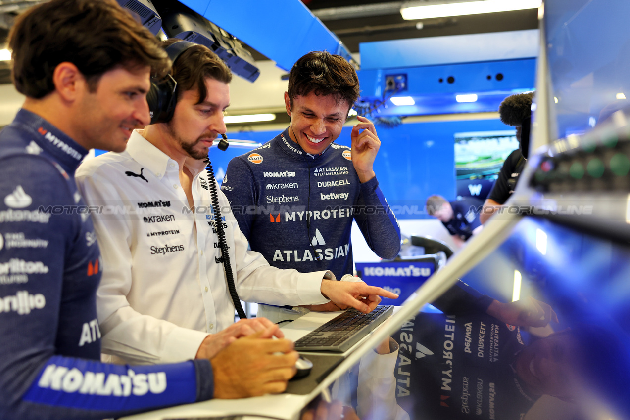 GP ABU DHABI, Alexander Albon (THA) Atlassian Williams Racing with Carlos Sainz (ESP) Atlassian Williams Racing e Russell Paddon (GBR) Atlassian Williams Racing.
06.12.2025. Formula 1 World Championship, Rd 24, Abu Dhabi Grand Prix, Yas Marina Circuit, Abu Dhabi, Qualifiche Day.
- www.xpbimages.com, EMail: requests@xpbimages.com © Copyright: Bearne / XPB Images