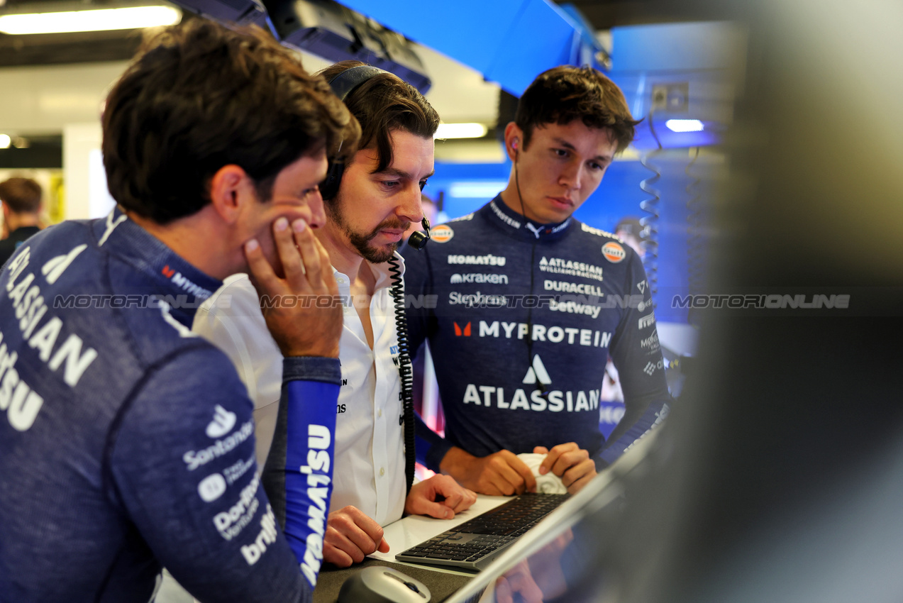 GP ABU DHABI, Russell Paddon (GBR) Atlassian Williams Racing with Carlos Sainz (ESP) Atlassian Williams Racing e Alexander Albon (THA) Atlassian Williams Racing.
06.12.2025. Formula 1 World Championship, Rd 24, Abu Dhabi Grand Prix, Yas Marina Circuit, Abu Dhabi, Qualifiche Day.
- www.xpbimages.com, EMail: requests@xpbimages.com © Copyright: Bearne / XPB Images