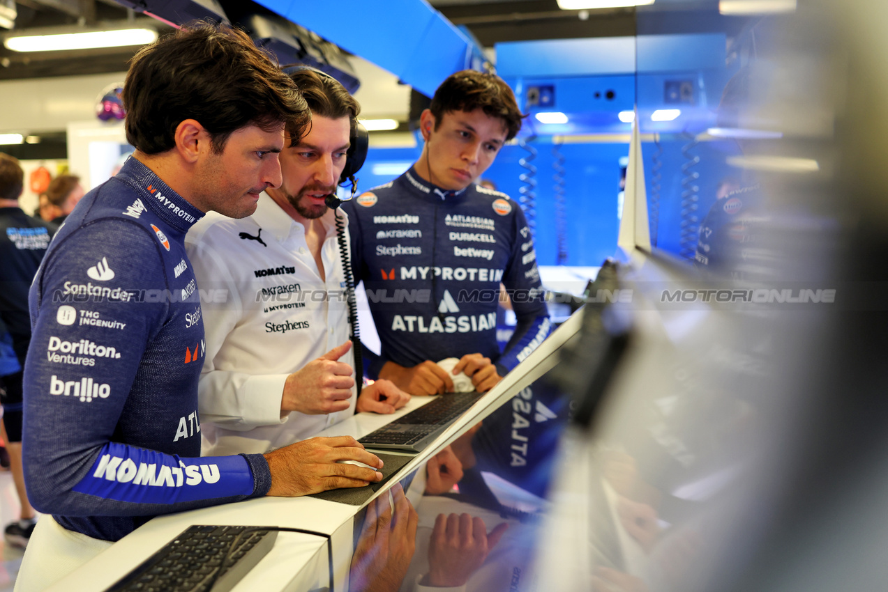 GP ABU DHABI, (L to R): Carlos Sainz (ESP) Atlassian Williams Racing with Russell Paddon (GBR) Atlassian Williams Racing e Alexander Albon (THA) Atlassian Williams Racing.

06.12.2025. Formula 1 World Championship, Rd 24, Abu Dhabi Grand Prix, Yas Marina Circuit, Abu Dhabi, Qualifiche Day.

- www.xpbimages.com, EMail: requests@xpbimages.com © Copyright: Bearne / XPB Images