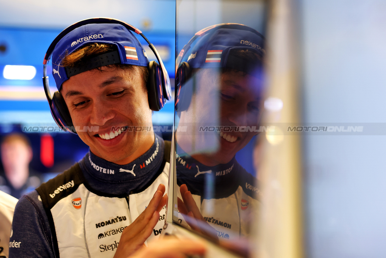 GP ABU DHABI, Alexander Albon (THA) Atlassian Williams Racing.
06.12.2025. Formula 1 World Championship, Rd 24, Abu Dhabi Grand Prix, Yas Marina Circuit, Abu Dhabi, Qualifiche Day.
- www.xpbimages.com, EMail: requests@xpbimages.com © Copyright: Bearne / XPB Images