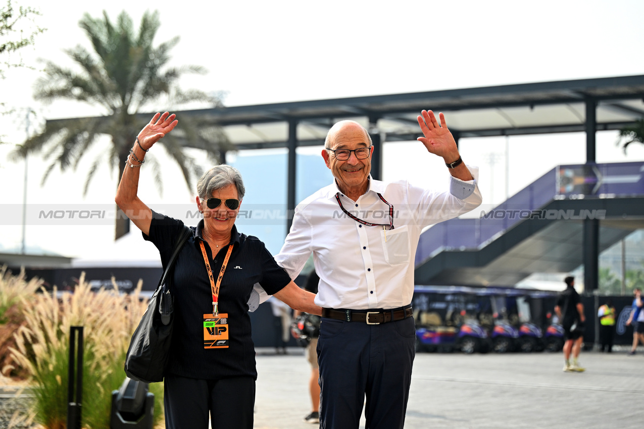 GP ABU DHABI, Peter Sauber (SUI) Former Sauber Owner (Right) with sua moglie Christiane Sauber.
06.12.2025. Formula 1 World Championship, Rd 24, Abu Dhabi Grand Prix, Yas Marina Circuit, Abu Dhabi, Qualifiche Day.
- www.xpbimages.com, EMail: requests@xpbimages.com © Copyright: Price / XPB Images
