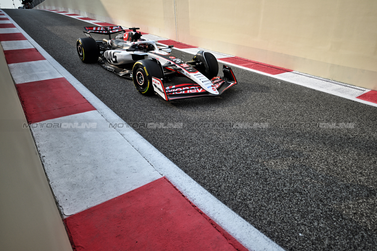 GP ABU DHABI, Esteban Ocon (FRA) Haas VF-25.
06.12.2025. Formula 1 World Championship, Rd 24, Abu Dhabi Grand Prix, Yas Marina Circuit, Abu Dhabi, Qualifiche Day.
- www.xpbimages.com, EMail: requests@xpbimages.com © Copyright: Price / XPB Images