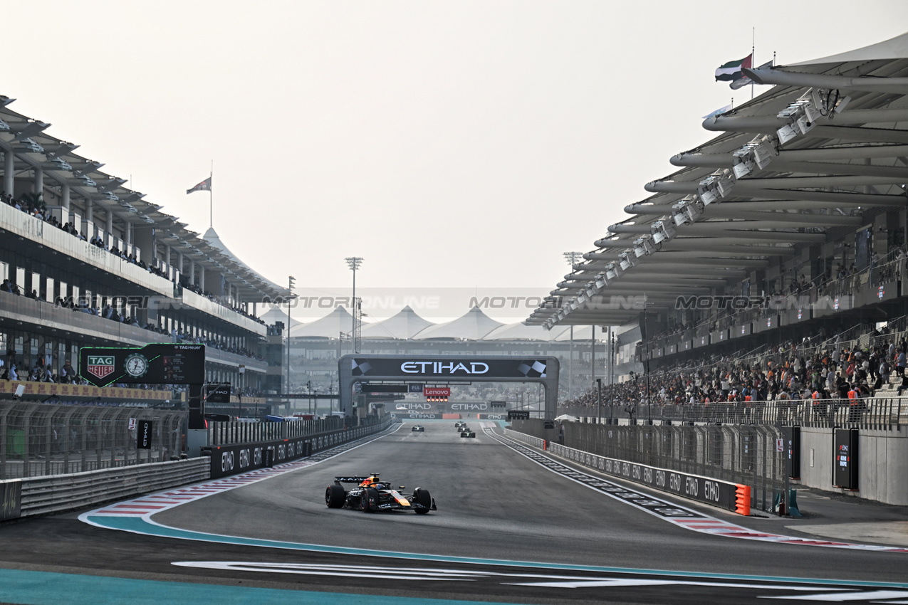 GP ABU DHABI, Max Verstappen (NLD) Red Bull Racing RB21.
06.12.2025. Formula 1 World Championship, Rd 24, Abu Dhabi Grand Prix, Yas Marina Circuit, Abu Dhabi, Qualifiche Day.
- www.xpbimages.com, EMail: requests@xpbimages.com © Copyright: Price / XPB Images