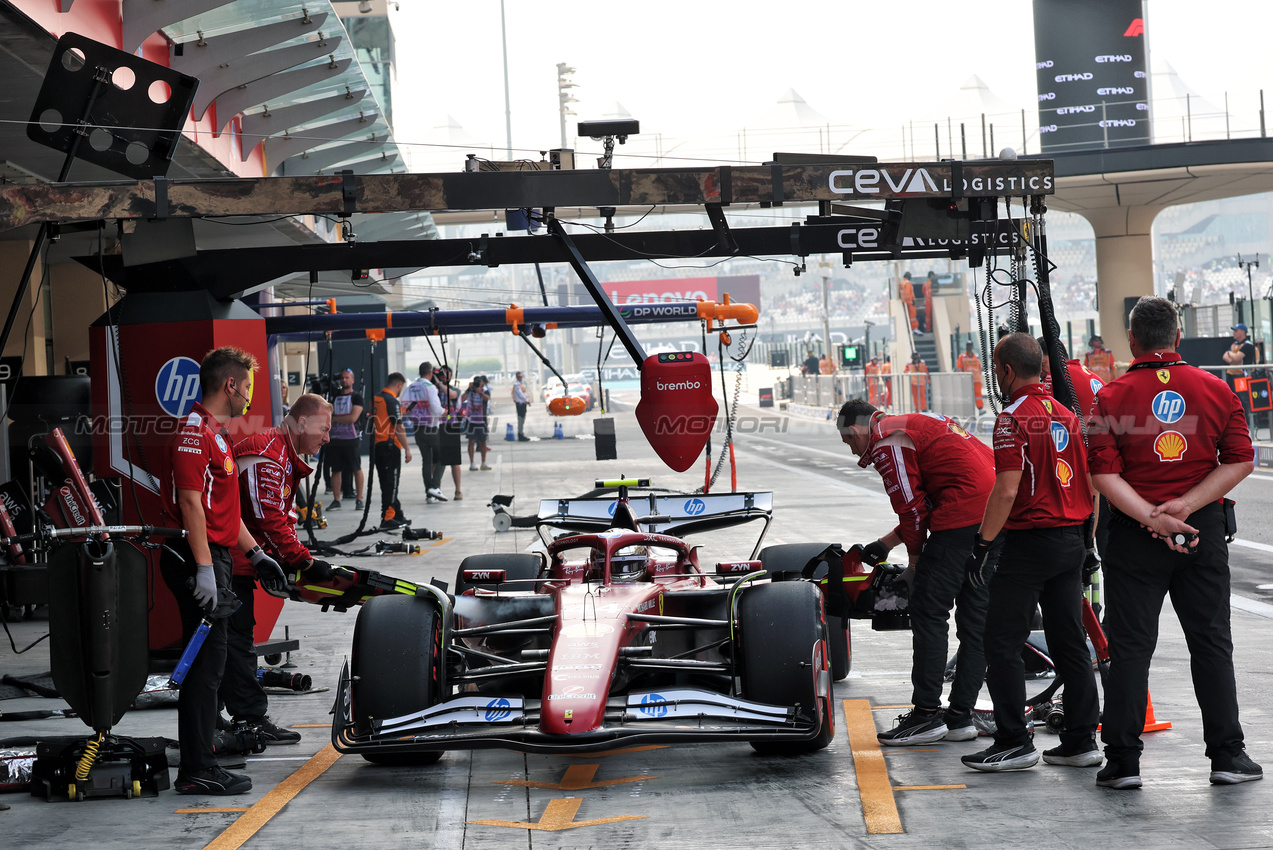 GP ABU DHABI, Lewis Hamilton (GBR) Ferrari SF-25 in the pits.

06.12.2025. Formula 1 World Championship, Rd 24, Abu Dhabi Grand Prix, Yas Marina Circuit, Abu Dhabi, Qualifiche Day.

- www.xpbimages.com, EMail: requests@xpbimages.com © Copyright: Batchelor / XPB Images