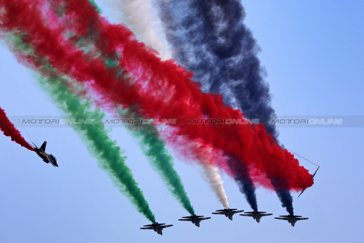 GP ABU DHABI, Circuit Atmosfera - air force display.
06.12.2025. Formula 1 World Championship, Rd 24, Abu Dhabi Grand Prix, Yas Marina Circuit, Abu Dhabi, Qualifiche Day.
- www.xpbimages.com, EMail: requests@xpbimages.com © Copyright: Batchelor / XPB Images