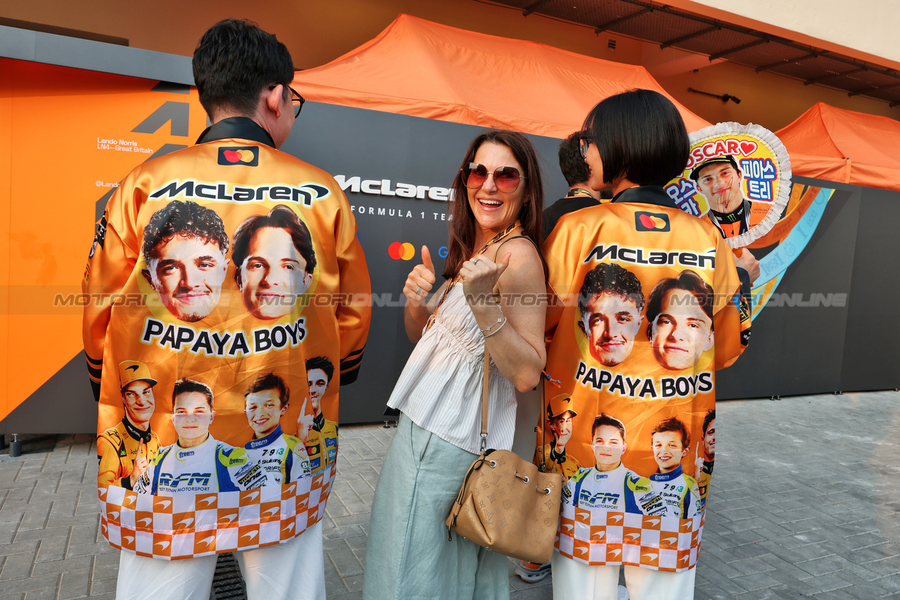 GP ABU DHABI, Fans with Nicole Piastri (AUS) (Centre), mother of Oscar Piastri (AUS) McLaren.
06.12.2025. Formula 1 World Championship, Rd 24, Abu Dhabi Grand Prix, Yas Marina Circuit, Abu Dhabi, Qualifiche Day.
- www.xpbimages.com, EMail: requests@xpbimages.com © Copyright: Moy / XPB Images