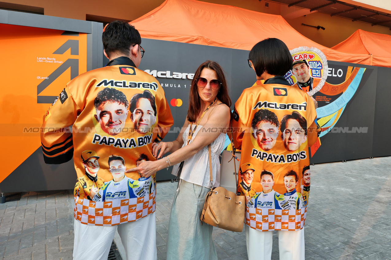 GP ABU DHABI, Fans with Nicole Piastri (AUS) (Centre), mother of Oscar Piastri (AUS) McLaren.
06.12.2025. Formula 1 World Championship, Rd 24, Abu Dhabi Grand Prix, Yas Marina Circuit, Abu Dhabi, Qualifiche Day.
- www.xpbimages.com, EMail: requests@xpbimages.com © Copyright: Moy / XPB Images