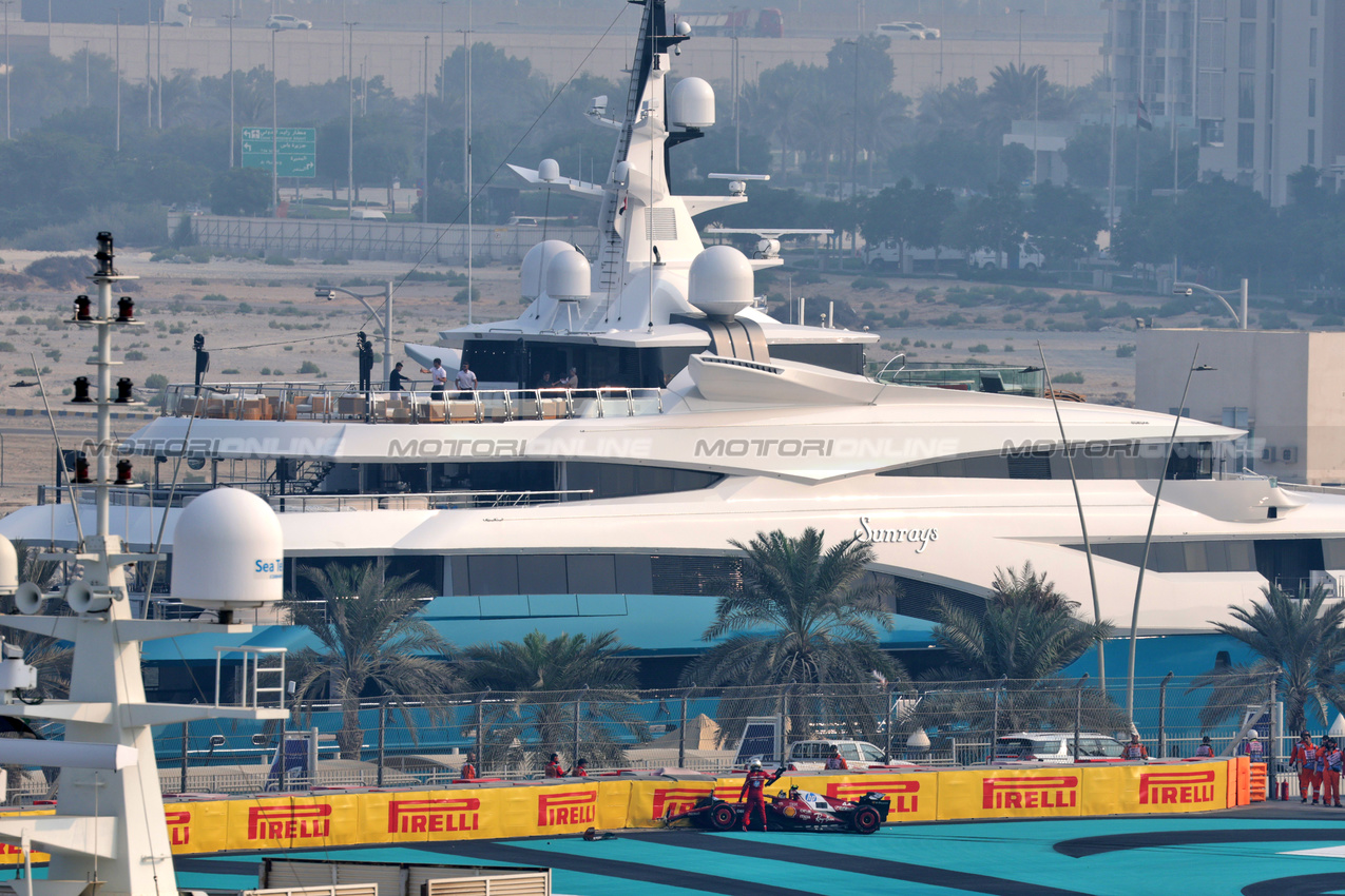 GP ABU DHABI, Lewis Hamilton (GBR) Ferrari SF-25 crashed in the third practice session.
06.12.2025. Formula 1 World Championship, Rd 24, Abu Dhabi Grand Prix, Yas Marina Circuit, Abu Dhabi, Qualifiche Day.
- www.xpbimages.com, EMail: requests@xpbimages.com © Copyright: Moy / XPB Images