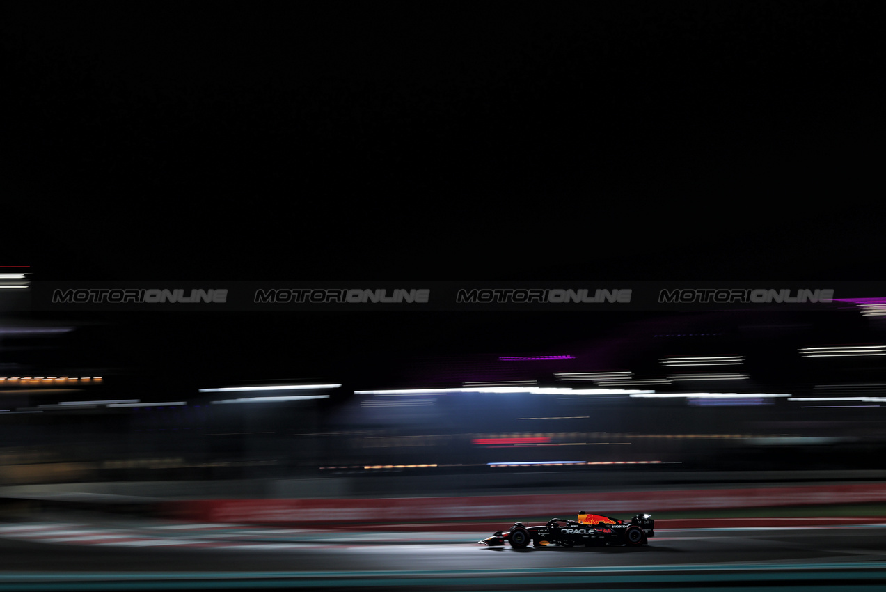 GP ABU DHABI, Max Verstappen (NLD) Red Bull Racing RB21.
06.12.2025. Formula 1 World Championship, Rd 24, Abu Dhabi Grand Prix, Yas Marina Circuit, Abu Dhabi, Qualifiche Day.
- www.xpbimages.com, EMail: requests@xpbimages.com © Copyright: Charniaux / XPB Images