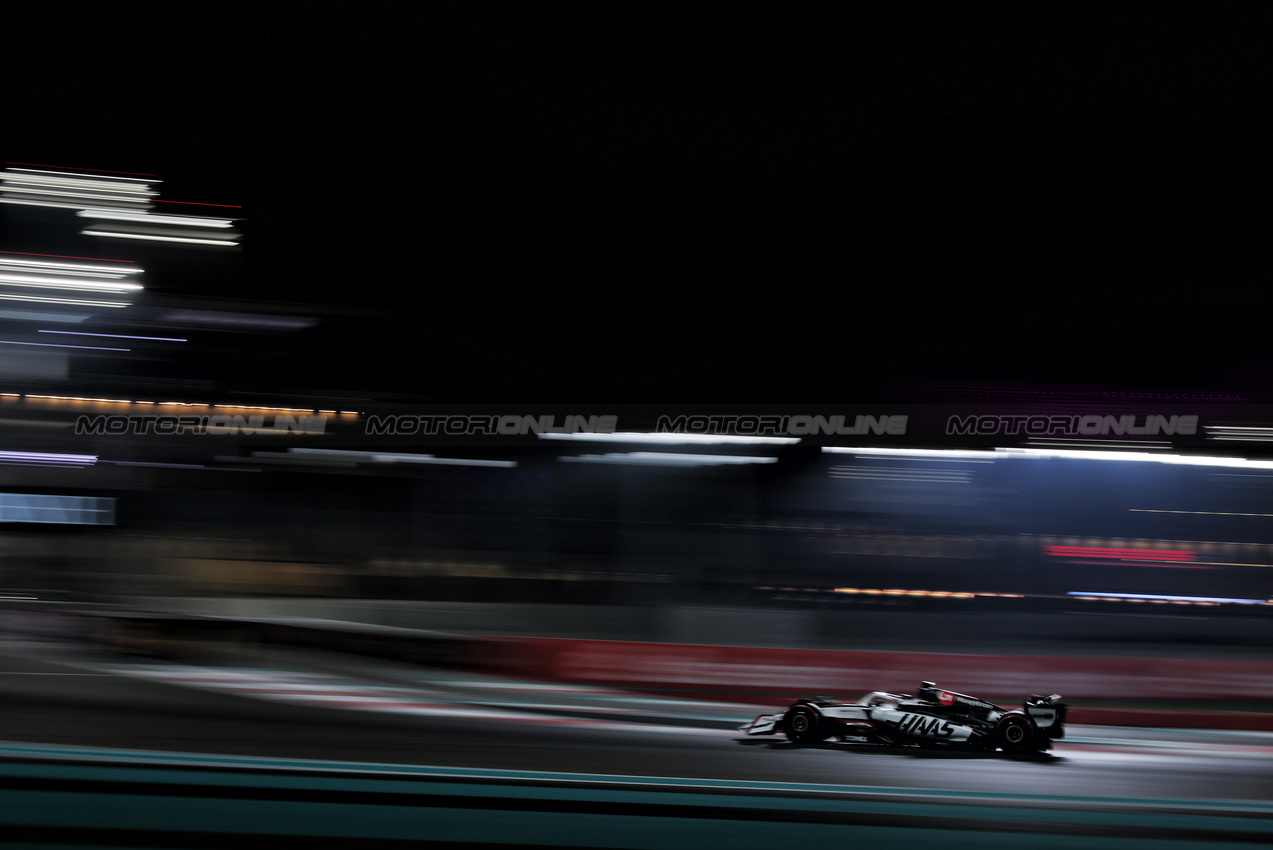 GP ABU DHABI, Esteban Ocon (FRA) Haas VF-25.
06.12.2025. Formula 1 World Championship, Rd 24, Abu Dhabi Grand Prix, Yas Marina Circuit, Abu Dhabi, Qualifiche Day.
- www.xpbimages.com, EMail: requests@xpbimages.com © Copyright: Charniaux / XPB Images