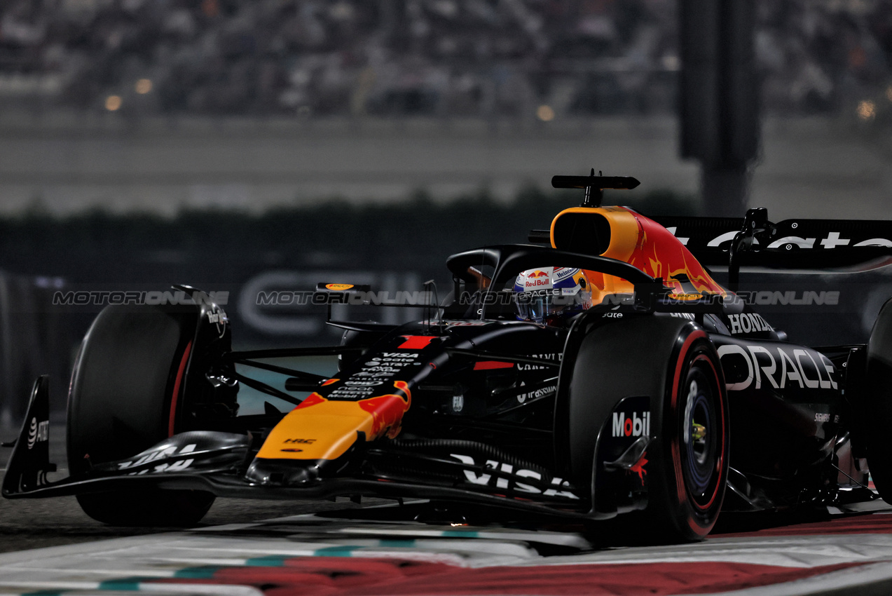 GP ABU DHABI, Max Verstappen (NLD) Red Bull Racing RB21.
06.12.2025. Formula 1 World Championship, Rd 24, Abu Dhabi Grand Prix, Yas Marina Circuit, Abu Dhabi, Qualifiche Day.
- www.xpbimages.com, EMail: requests@xpbimages.com © Copyright: Charniaux / XPB Images