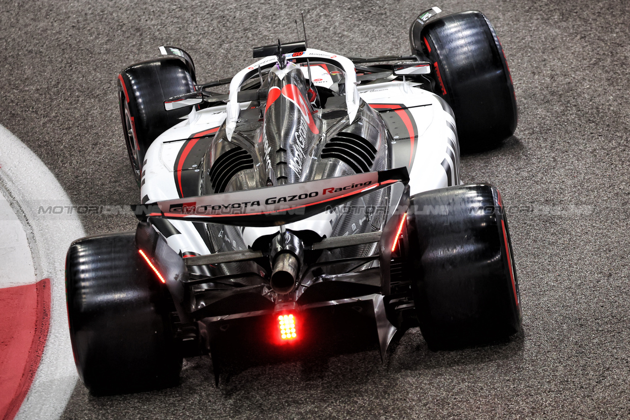 GP ABU DHABI, Esteban Ocon (FRA) Haas VF-25.

06.12.2025. Formula 1 World Championship, Rd 24, Abu Dhabi Grand Prix, Yas Marina Circuit, Abu Dhabi, Qualifiche Day.

- www.xpbimages.com, EMail: requests@xpbimages.com © Copyright: Bearne / XPB Images