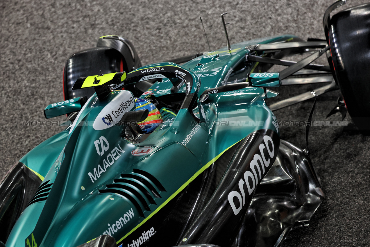 GP ABU DHABI, Fernando Alonso (ESP) Aston Martin F1 Team AMR25.
06.12.2025. Formula 1 World Championship, Rd 24, Abu Dhabi Grand Prix, Yas Marina Circuit, Abu Dhabi, Qualifiche Day.
- www.xpbimages.com, EMail: requests@xpbimages.com © Copyright: Bearne / XPB Images