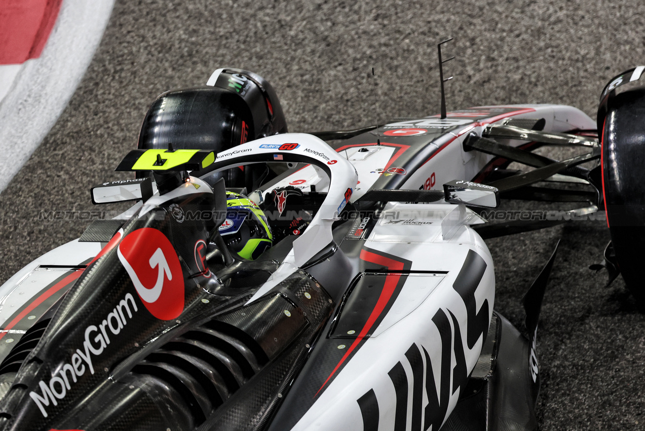 GP ABU DHABI, Oliver Bearman (GBR) Haas VF-25.
06.12.2025. Formula 1 World Championship, Rd 24, Abu Dhabi Grand Prix, Yas Marina Circuit, Abu Dhabi, Qualifiche Day.
- www.xpbimages.com, EMail: requests@xpbimages.com © Copyright: Bearne / XPB Images