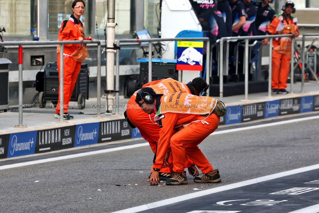 GP ABU DHABI, Marshals clear debris from the pitlane collision involving Yuki Tsunoda (JPN) Red Bull Racing RB21 e Andrea Kimi Antonelli (ITA) Mercedes AMG F1 W16 in the third practice session.
06.12.2025. Formula 1 World Championship, Rd 24, Abu Dhabi Grand Prix, Yas Marina Circuit, Abu Dhabi, Qualifiche Day.
- www.xpbimages.com, EMail: requests@xpbimages.com © Copyright: Batchelor / XPB Images