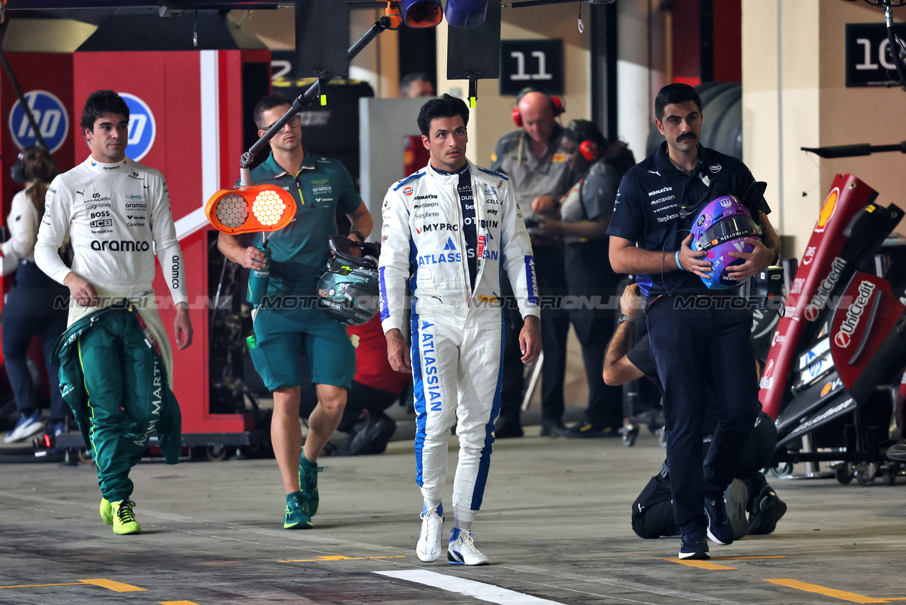 GP ABU DHABI, Carlos Sainz (ESP) Atlassian Williams Racing e Lance Stroll (CDN) Aston Martin F1 Team.
06.12.2025. Formula 1 World Championship, Rd 24, Abu Dhabi Grand Prix, Yas Marina Circuit, Abu Dhabi, Qualifiche Day.
- www.xpbimages.com, EMail: requests@xpbimages.com © Copyright: Batchelor / XPB Images