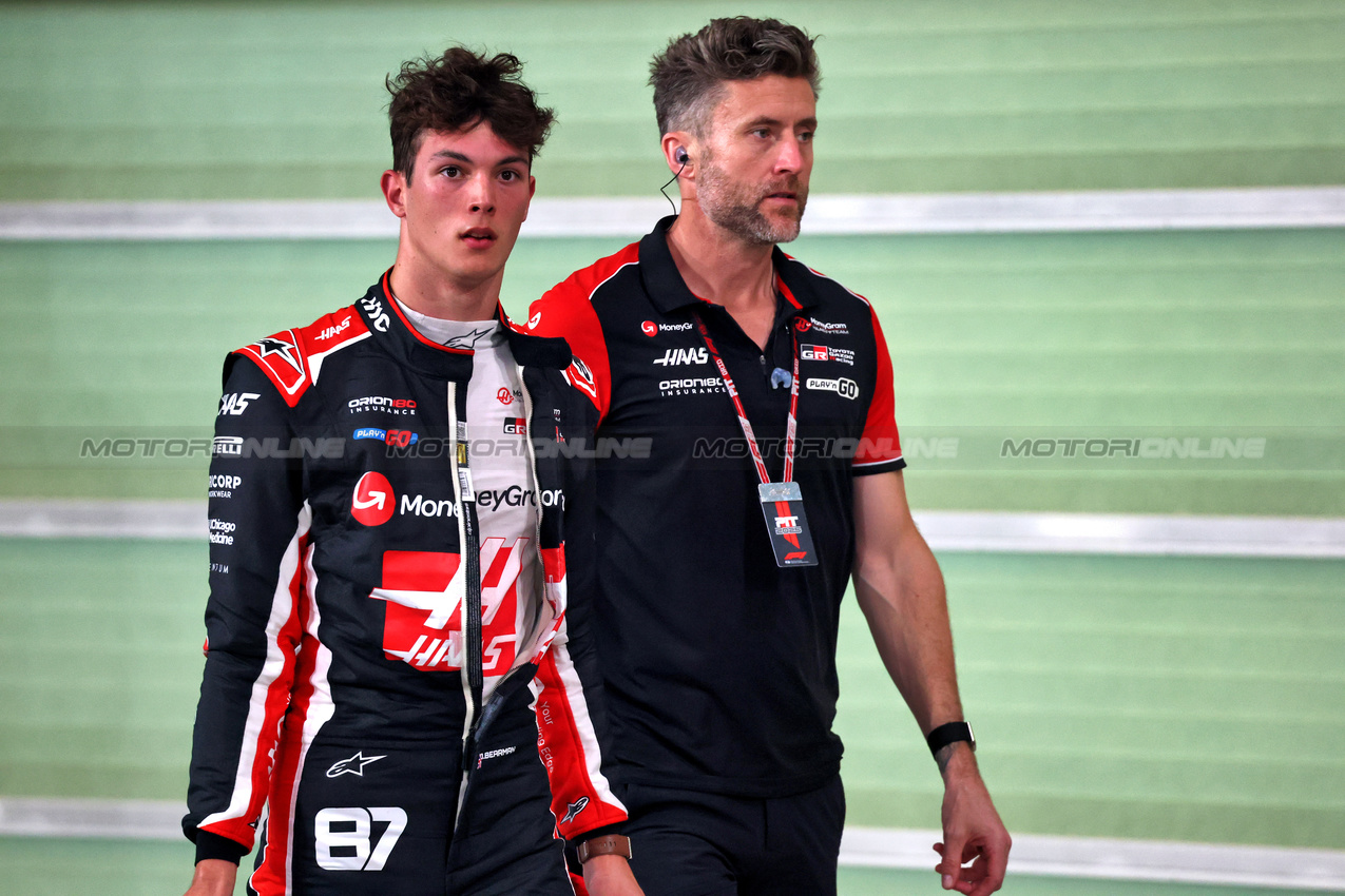 GP ABU DHABI, Oliver Bearman (GBR) Haas F1 Team.

06.12.2025. Formula 1 World Championship, Rd 24, Abu Dhabi Grand Prix, Yas Marina Circuit, Abu Dhabi, Qualifiche Day.

- www.xpbimages.com, EMail: requests@xpbimages.com © Copyright: Batchelor / XPB Images