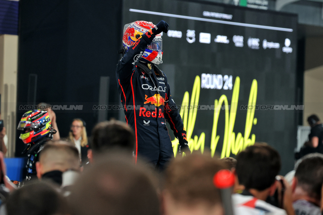 GP ABU DHABI, Max Verstappen (NLD) Red Bull Racing celebrates his pole position in qualifying parc ferme.
06.12.2025. Formula 1 World Championship, Rd 24, Abu Dhabi Grand Prix, Yas Marina Circuit, Abu Dhabi, Qualifiche Day.
- www.xpbimages.com, EMail: requests@xpbimages.com © Copyright: Bearne / XPB Images