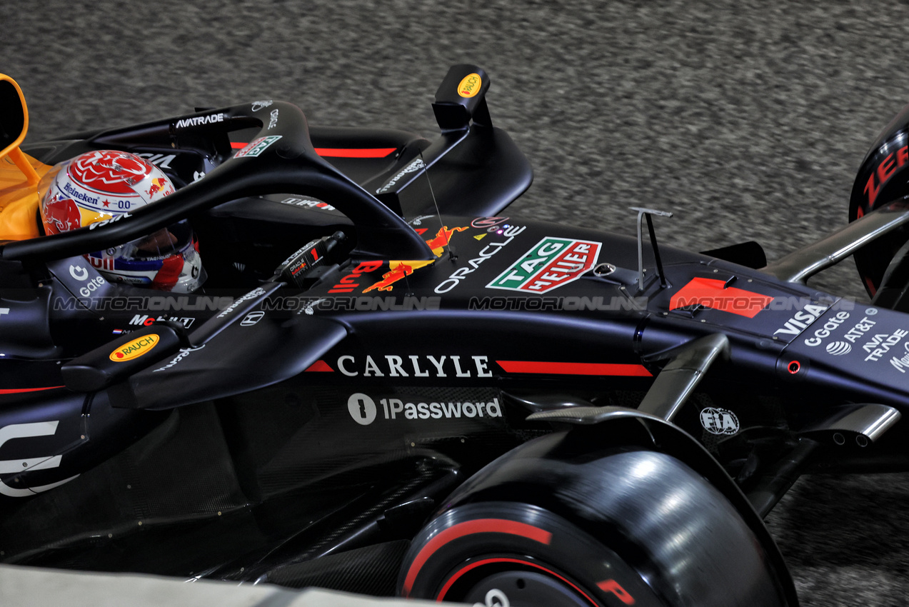 GP ABU DHABI, Max Verstappen (NLD) Red Bull Racing RB21.
06.12.2025. Formula 1 World Championship, Rd 24, Abu Dhabi Grand Prix, Yas Marina Circuit, Abu Dhabi, Qualifiche Day.
- www.xpbimages.com, EMail: requests@xpbimages.com © Copyright: Bearne / XPB Images