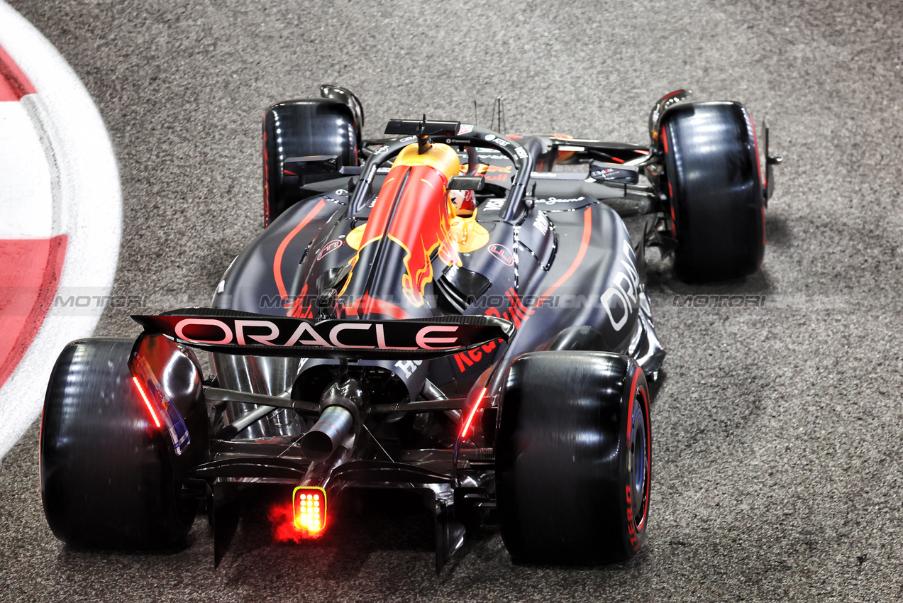 GP ABU DHABI, Max Verstappen (NLD) Red Bull Racing RB21.
06.12.2025. Formula 1 World Championship, Rd 24, Abu Dhabi Grand Prix, Yas Marina Circuit, Abu Dhabi, Qualifiche Day.
- www.xpbimages.com, EMail: requests@xpbimages.com © Copyright: Bearne / XPB Images
