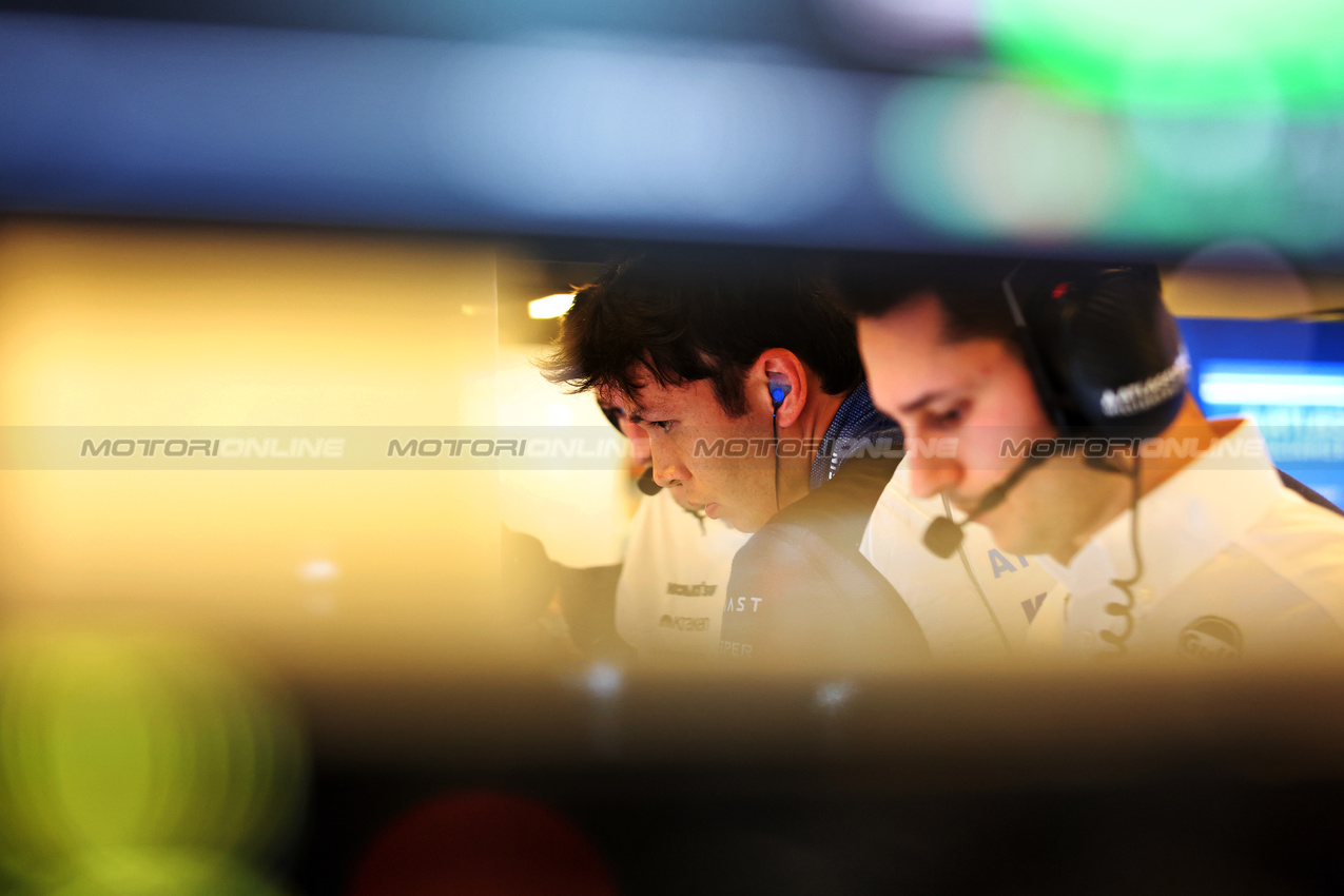 GP ABU DHABI, Alexander Albon (THA) Atlassian Williams Racing.
06.12.2025. Formula 1 World Championship, Rd 24, Abu Dhabi Grand Prix, Yas Marina Circuit, Abu Dhabi, Qualifiche Day.
- www.xpbimages.com, EMail: requests@xpbimages.com © Copyright: Bearne / XPB Images