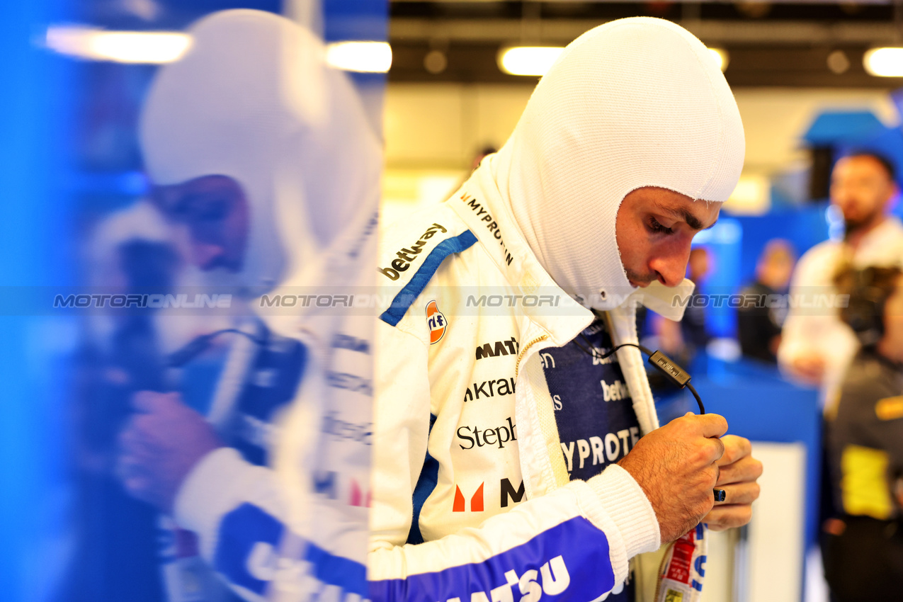 GP ABU DHABI, Carlos Sainz (ESP) Atlassian Williams Racing.
06.12.2025. Formula 1 World Championship, Rd 24, Abu Dhabi Grand Prix, Yas Marina Circuit, Abu Dhabi, Qualifiche Day.
- www.xpbimages.com, EMail: requests@xpbimages.com © Copyright: Bearne / XPB Images