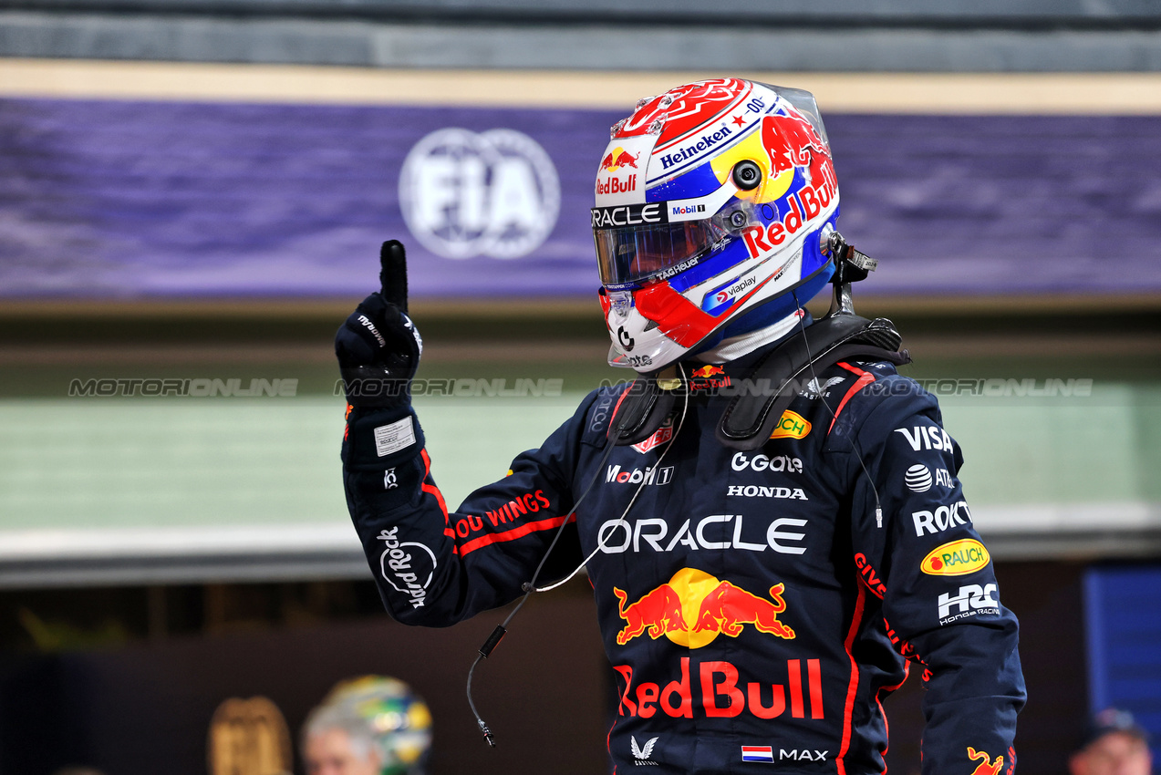 GP ABU DHABI, Max Verstappen (NLD) Red Bull Racing celebrates his pole position in qualifying parc ferme.
06.12.2025. Formula 1 World Championship, Rd 24, Abu Dhabi Grand Prix, Yas Marina Circuit, Abu Dhabi, Qualifiche Day.
- www.xpbimages.com, EMail: requests@xpbimages.com © Copyright: Batchelor / XPB Images