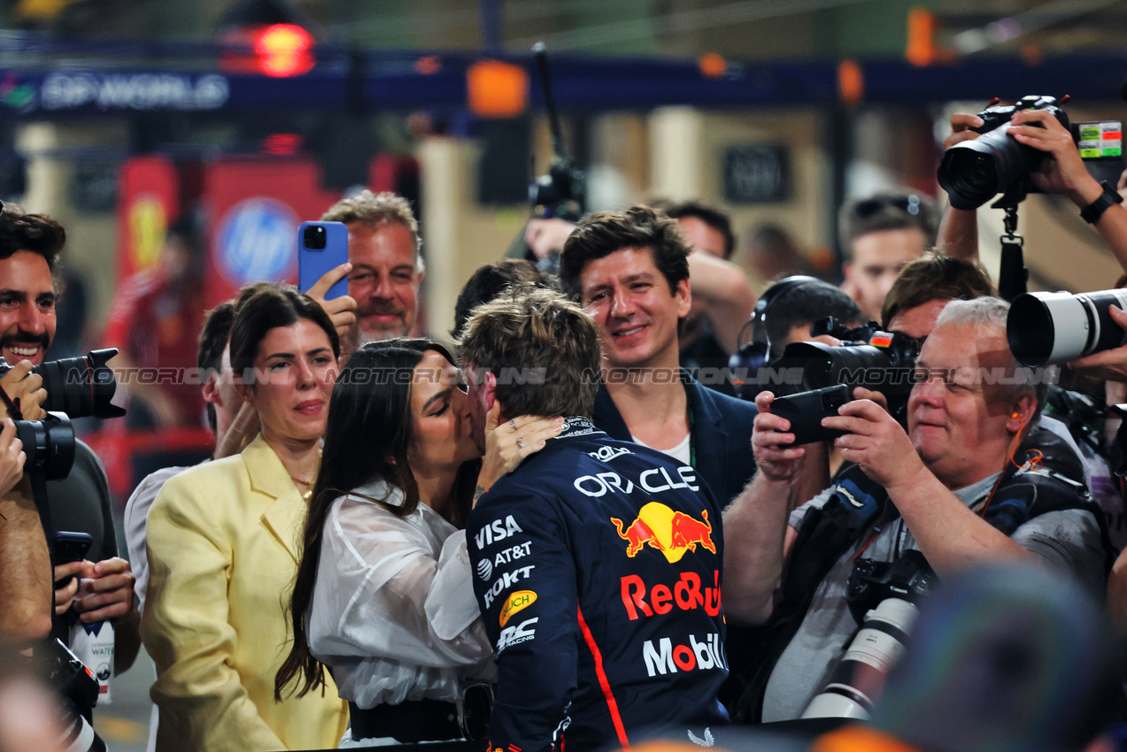 GP ABU DHABI, Max Verstappen (NLD) Red Bull Racing celebrates his pole position in qualifying parc ferme with Domenica Kelly Piquet (BRA).
06.12.2025. Formula 1 World Championship, Rd 24, Abu Dhabi Grand Prix, Yas Marina Circuit, Abu Dhabi, Qualifiche Day.
- www.xpbimages.com, EMail: requests@xpbimages.com © Copyright: Batchelor / XPB Images