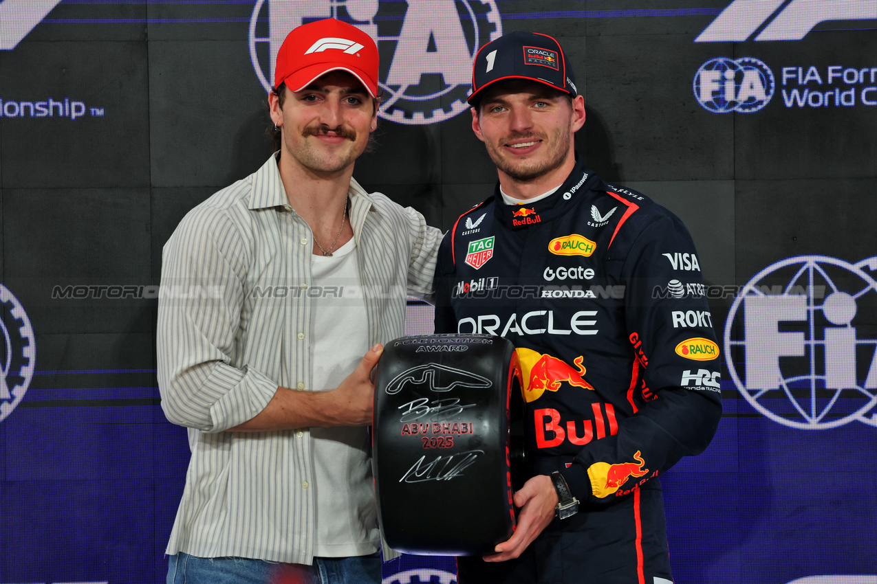 GP ABU DHABI, (L to R): Benson Boone (USA) Singer presents the Pirelli Pole Position Award to Max Verstappen (NLD) Red Bull Racing in qualifying parc ferme.
06.12.2025. Formula 1 World Championship, Rd 24, Abu Dhabi Grand Prix, Yas Marina Circuit, Abu Dhabi, Qualifiche Day.
- www.xpbimages.com, EMail: requests@xpbimages.com © Copyright: Batchelor / XPB Images
