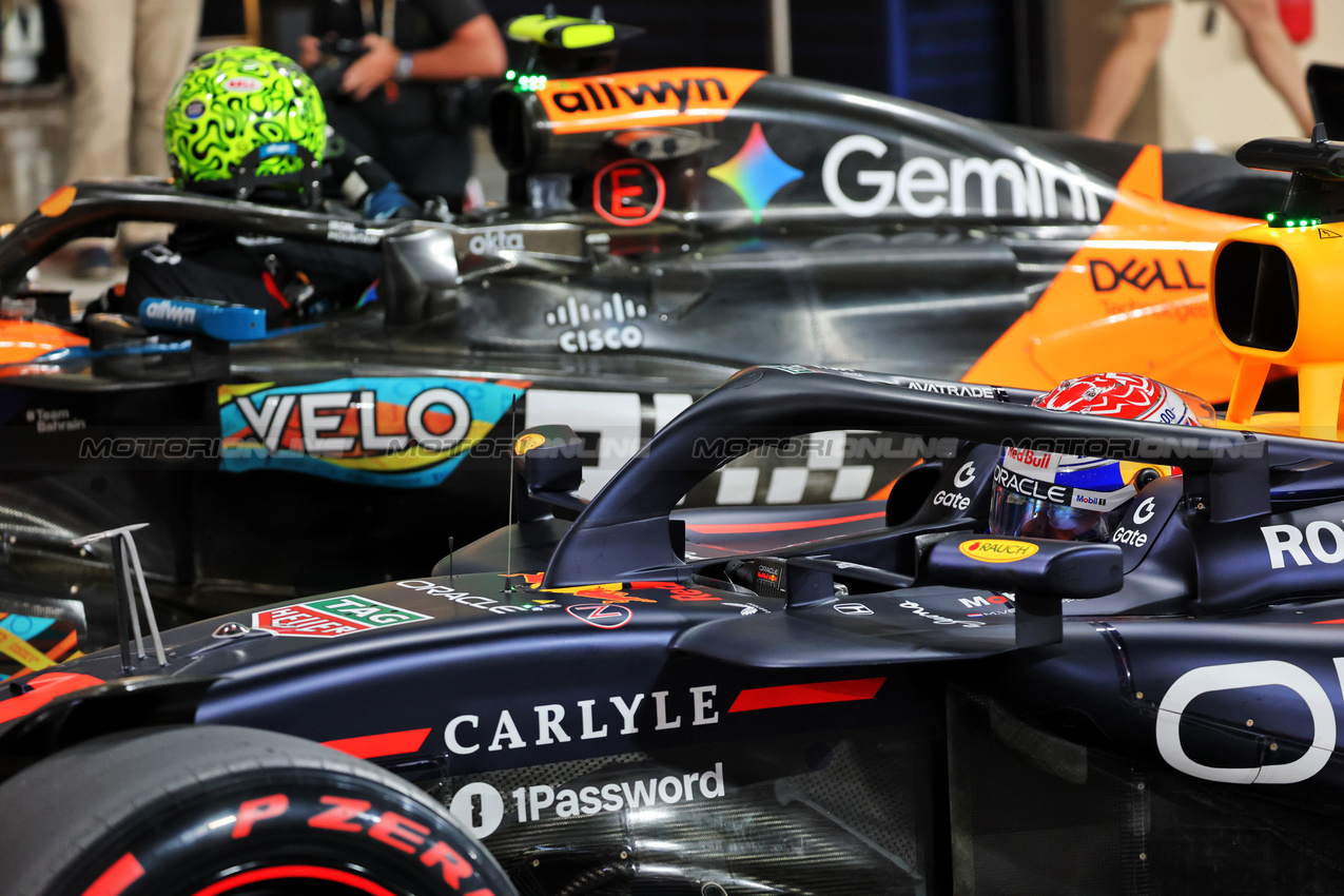 GP ABU DHABI, Pole sitter Max Verstappen (NLD) Red Bull Racing RB21 in qualifying parc ferme with second placed Lando Norris (GBR) McLaren MCL39.
06.12.2025. Formula 1 World Championship, Rd 24, Abu Dhabi Grand Prix, Yas Marina Circuit, Abu Dhabi, Qualifiche Day.
- www.xpbimages.com, EMail: requests@xpbimages.com © Copyright: Batchelor / XPB Images