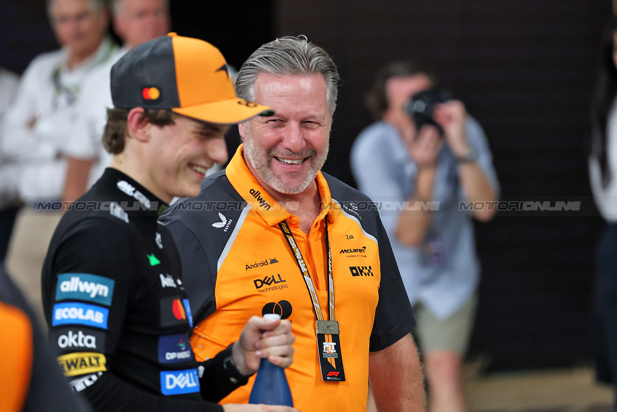 GP ABU DHABI, (L to R): Oscar Piastri (AUS) McLaren in qualifying parc ferme with Zak Brown (USA) McLaren Executive Director.
06.12.2025. Formula 1 World Championship, Rd 24, Abu Dhabi Grand Prix, Yas Marina Circuit, Abu Dhabi, Qualifiche Day.
- www.xpbimages.com, EMail: requests@xpbimages.com © Copyright: Batchelor / XPB Images