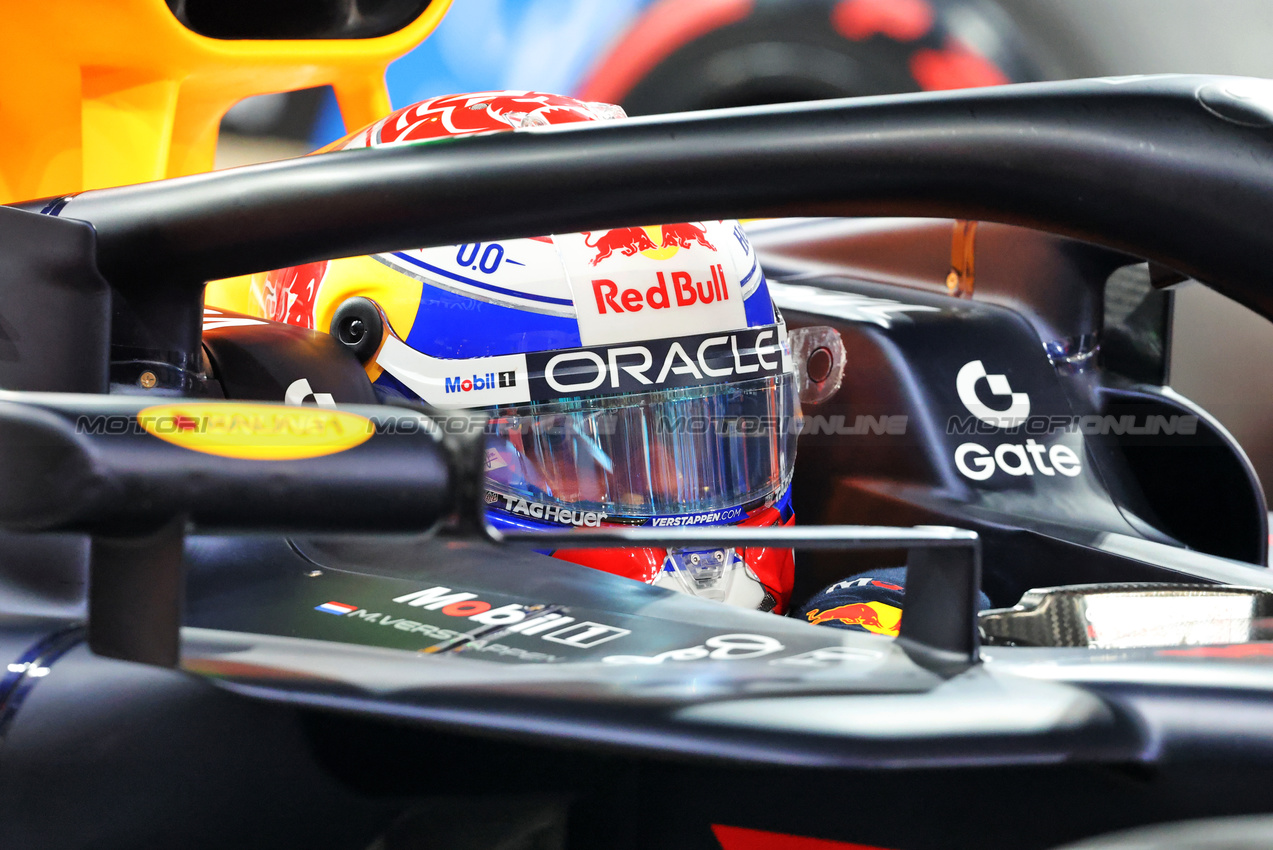 GP ABU DHABI, Pole sitter Max Verstappen (NLD) Red Bull Racing RB21 in qualifying parc ferme.

06.12.2025. Formula 1 World Championship, Rd 24, Abu Dhabi Grand Prix, Yas Marina Circuit, Abu Dhabi, Qualifiche Day.

- www.xpbimages.com, EMail: requests@xpbimages.com © Copyright: Charniaux / XPB Images