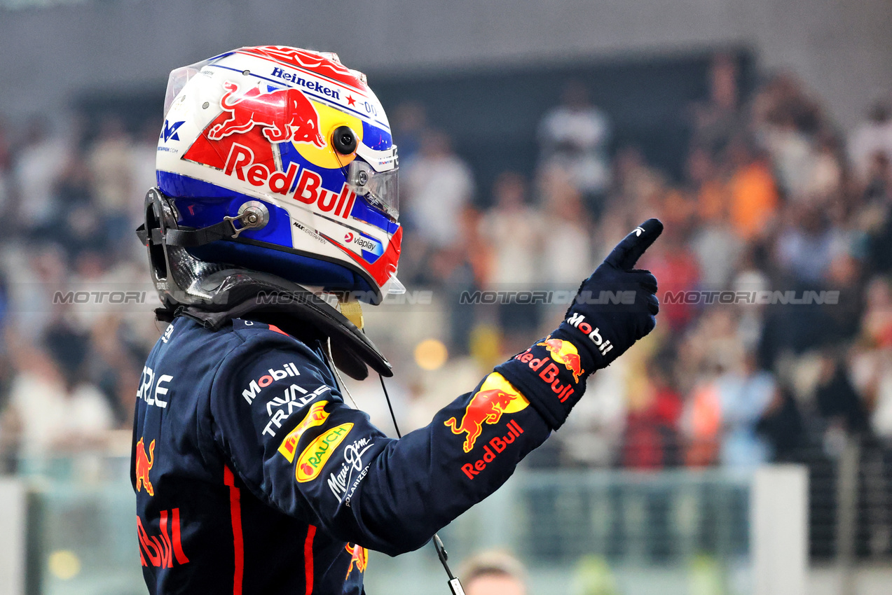 GP ABU DHABI, Max Verstappen (NLD) Red Bull Racing celebrates his pole position in qualifying parc ferme.
06.12.2025. Formula 1 World Championship, Rd 24, Abu Dhabi Grand Prix, Yas Marina Circuit, Abu Dhabi, Qualifiche Day.
- www.xpbimages.com, EMail: requests@xpbimages.com © Copyright: Charniaux / XPB Images