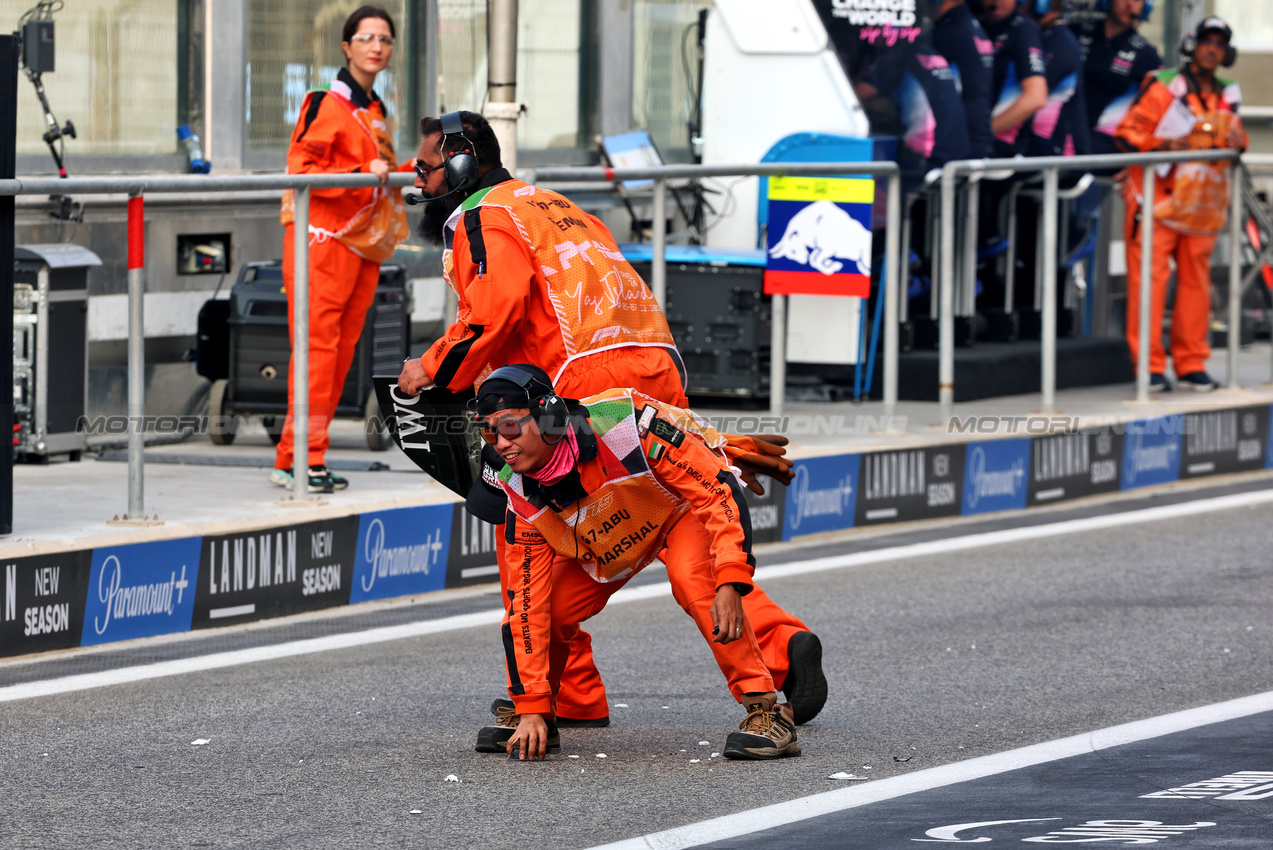 GP ABU DHABI, Marshals clear debris from the pitlane collision involving Yuki Tsunoda (JPN) Red Bull Racing RB21 e Andrea Kimi Antonelli (ITA) Mercedes AMG F1 W16 in the third practice session.
06.12.2025. Formula 1 World Championship, Rd 24, Abu Dhabi Grand Prix, Yas Marina Circuit, Abu Dhabi, Qualifiche Day.
- www.xpbimages.com, EMail: requests@xpbimages.com © Copyright: Batchelor / XPB Images