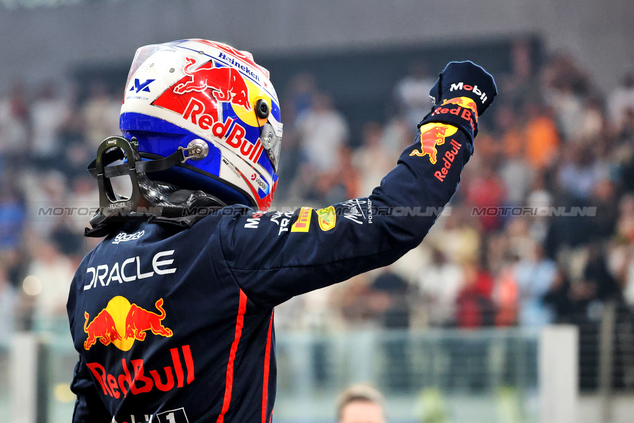 GP ABU DHABI, Max Verstappen (NLD) Red Bull Racing celebrates his pole position in qualifying parc ferme.
06.12.2025. Formula 1 World Championship, Rd 24, Abu Dhabi Grand Prix, Yas Marina Circuit, Abu Dhabi, Qualifiche Day.
- www.xpbimages.com, EMail: requests@xpbimages.com © Copyright: Charniaux / XPB Images