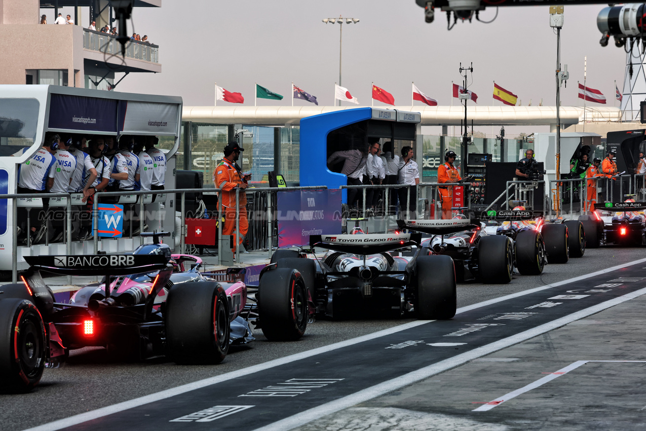 GP ABU DHABI, Pierre Gasly (FRA) Alpine F1 Team A525 e Oliver Bearman (GBR) Haas VF-25 in the pits.
06.12.2025. Formula 1 World Championship, Rd 24, Abu Dhabi Grand Prix, Yas Marina Circuit, Abu Dhabi, Qualifiche Day.
- www.xpbimages.com, EMail: requests@xpbimages.com © Copyright: Batchelor / XPB Images