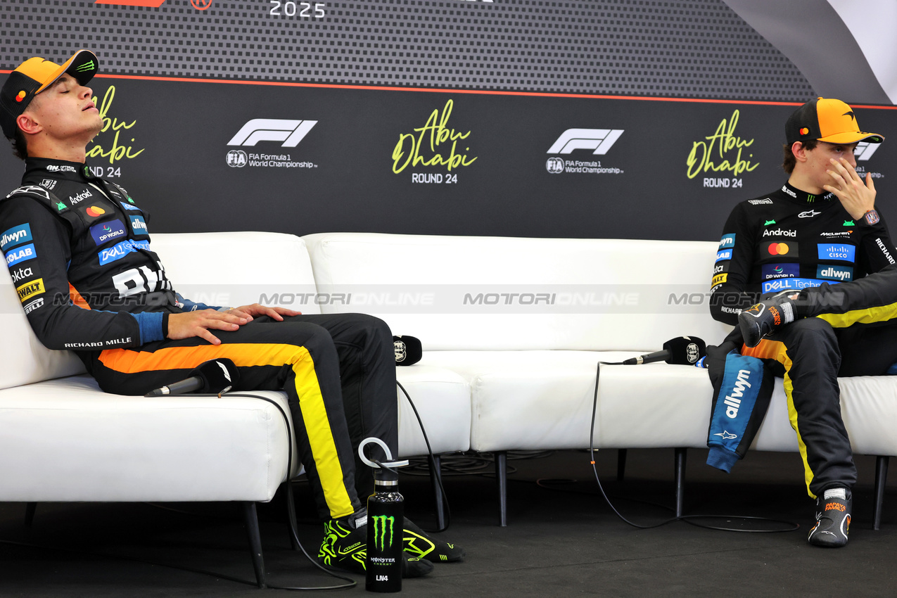 GP ABU DHABI, (L to R): Lando Norris (GBR) McLaren e Oscar Piastri (AUS) McLaren in the post qualifying FIA Press Conference.
06.12.2025. Formula 1 World Championship, Rd 24, Abu Dhabi Grand Prix, Yas Marina Circuit, Abu Dhabi, Qualifiche Day.
- www.xpbimages.com, EMail: requests@xpbimages.com © Copyright: Bearne / XPB Images