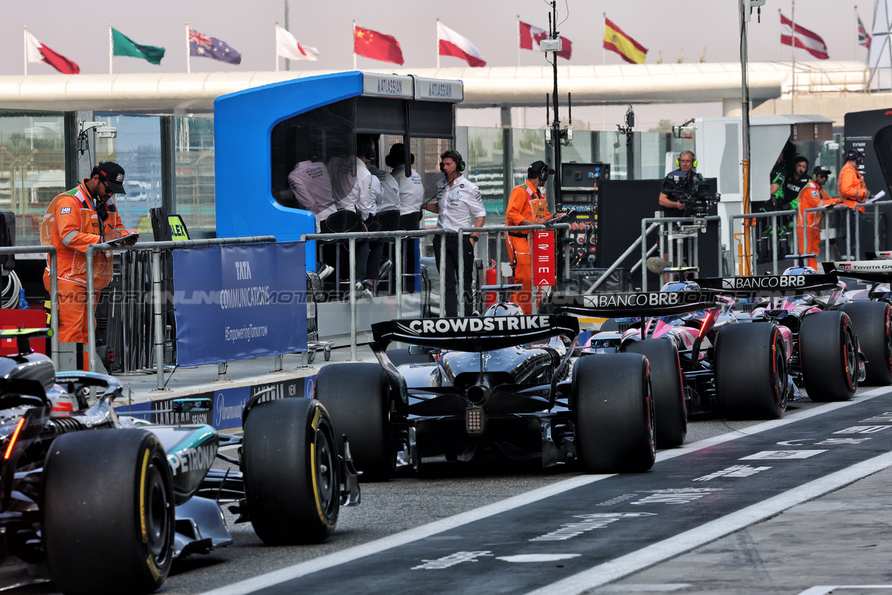 GP ABU DHABI, George Russell (GBR) Mercedes AMG F1 W16 in the pits.

06.12.2025. Formula 1 World Championship, Rd 24, Abu Dhabi Grand Prix, Yas Marina Circuit, Abu Dhabi, Qualifiche Day.

- www.xpbimages.com, EMail: requests@xpbimages.com © Copyright: Batchelor / XPB Images