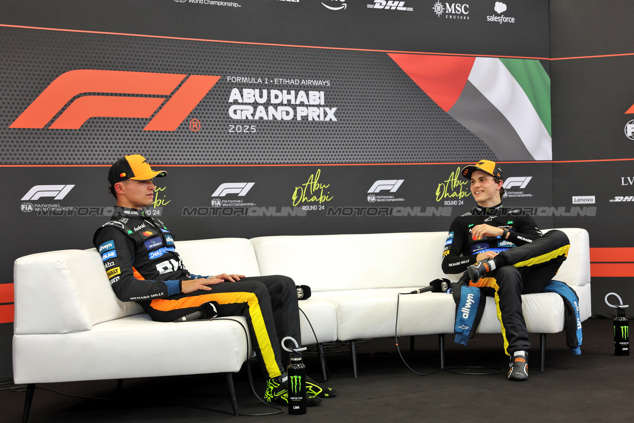 GP ABU DHABI, (L to R): Lando Norris (GBR) McLaren e Oscar Piastri (AUS) McLaren in the post qualifying FIA Press Conference.
06.12.2025. Formula 1 World Championship, Rd 24, Abu Dhabi Grand Prix, Yas Marina Circuit, Abu Dhabi, Qualifiche Day.
- www.xpbimages.com, EMail: requests@xpbimages.com © Copyright: Bearne / XPB Images