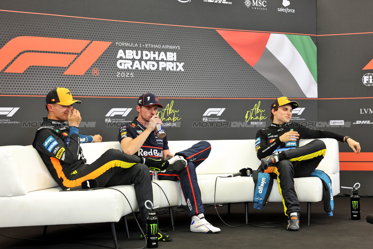 GP ABU DHABI, (L to R): Lando Norris (GBR) McLaren; Max Verstappen (NLD) Red Bull Racing; e Max Verstappen (NLD) Red Bull Racing, in the post qualifying FIA Press Conference.
06.12.2025. Formula 1 World Championship, Rd 24, Abu Dhabi Grand Prix, Yas Marina Circuit, Abu Dhabi, Qualifiche Day.
- www.xpbimages.com, EMail: requests@xpbimages.com © Copyright: Bearne / XPB Images