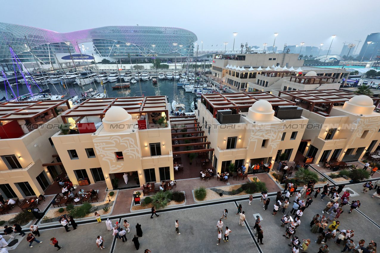 GP ABU DHABI, Paddock Atmosfera.
06.12.2025. Formula 1 World Championship, Rd 24, Abu Dhabi Grand Prix, Yas Marina Circuit, Abu Dhabi, Qualifiche Day.
- www.xpbimages.com, EMail: requests@xpbimages.com © Copyright: Moy / XPB Images