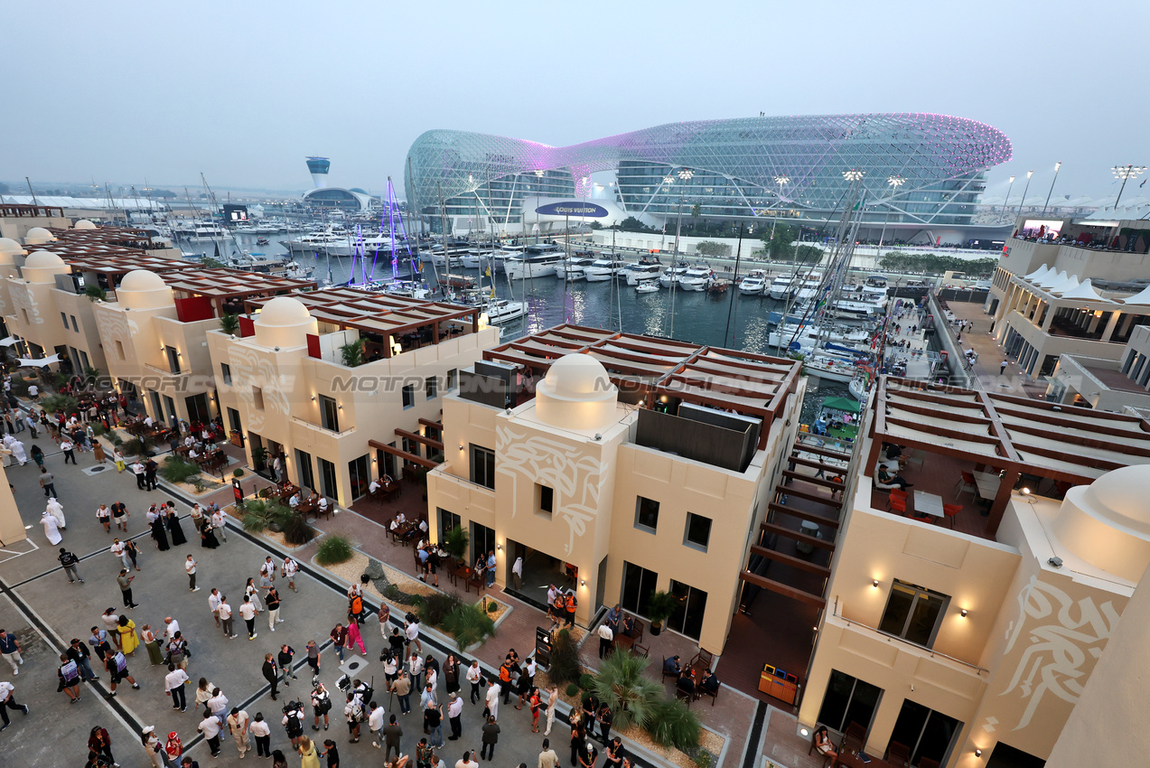 GP ABU DHABI, Paddock Atmosfera.

06.12.2025. Formula 1 World Championship, Rd 24, Abu Dhabi Grand Prix, Yas Marina Circuit, Abu Dhabi, Qualifiche Day.

- www.xpbimages.com, EMail: requests@xpbimages.com © Copyright: Moy / XPB Images