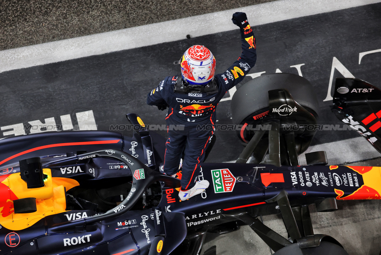 GP ABU DHABI, Max Verstappen (NLD) Red Bull Racing RB21 celebrates his pole position in qualifying parc ferme.
06.12.2025. Formula 1 World Championship, Rd 24, Abu Dhabi Grand Prix, Yas Marina Circuit, Abu Dhabi, Qualifiche Day.
- www.xpbimages.com, EMail: requests@xpbimages.com © Copyright: Moy / XPB Images