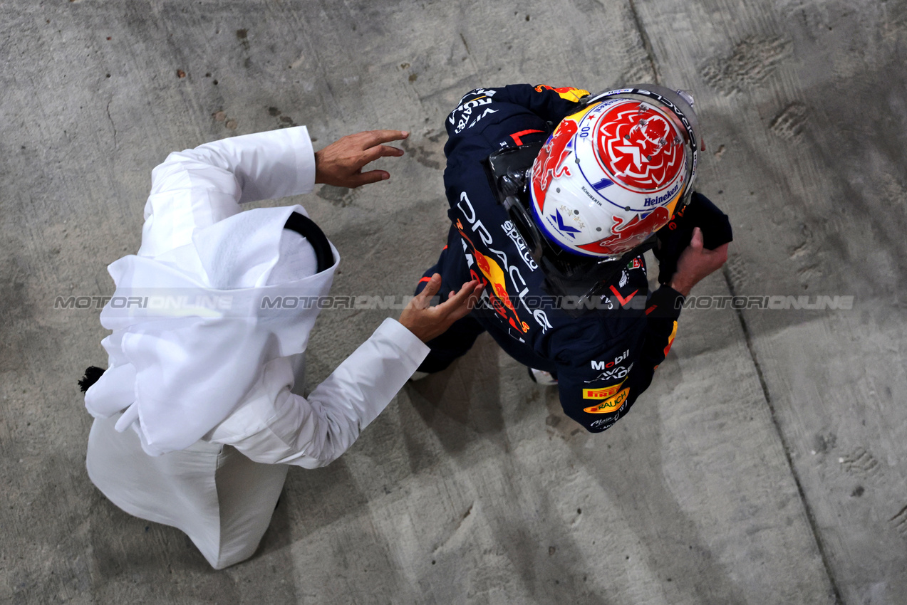 GP ABU DHABI, (L to R): Mohammed Bin Sulayem (UAE) FIA President with pole sitter Max Verstappen (NLD) Red Bull Racing in qualifying parc ferme.

06.12.2025. Formula 1 World Championship, Rd 24, Abu Dhabi Grand Prix, Yas Marina Circuit, Abu Dhabi, Qualifiche Day.

- www.xpbimages.com, EMail: requests@xpbimages.com © Copyright: Moy / XPB Images