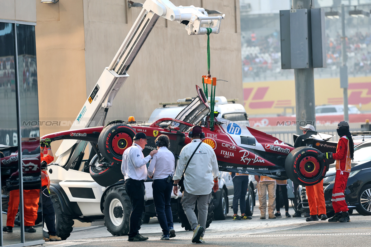 GP ABU DHABI, The Ferrari SF-25 of Lewis Hamilton (GBR), who crashed in the third practice session, is recovered back to the pits.
06.12.2025. Formula 1 World Championship, Rd 24, Abu Dhabi Grand Prix, Yas Marina Circuit, Abu Dhabi, Qualifiche Day.
- www.xpbimages.com, EMail: requests@xpbimages.com © Copyright: Batchelor / XPB Images